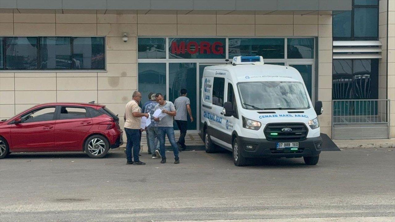 Antalya'da otomobil su tankerine çarptı: 3 kişi hayatını kaybetti, 2 kişi yaralandı