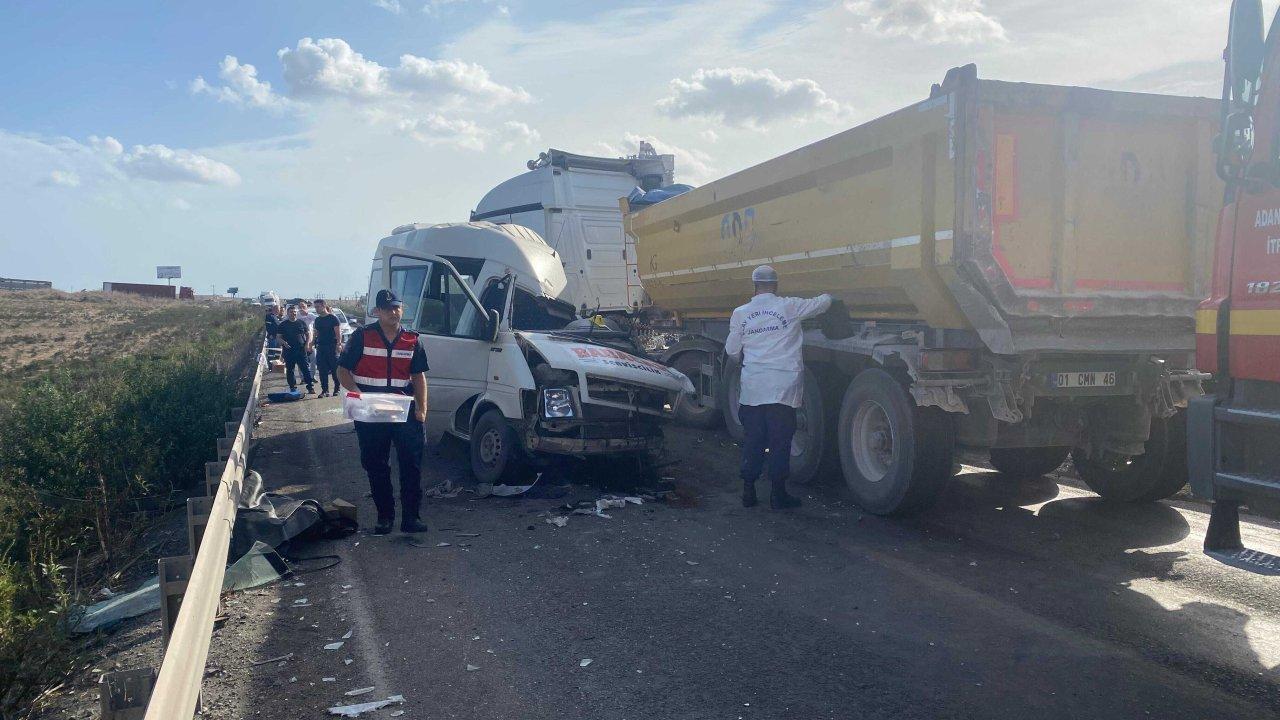 Adana’da feci kaza...TIR ile servis minibüsü çarpıştı: Ölü ve yaralılar var