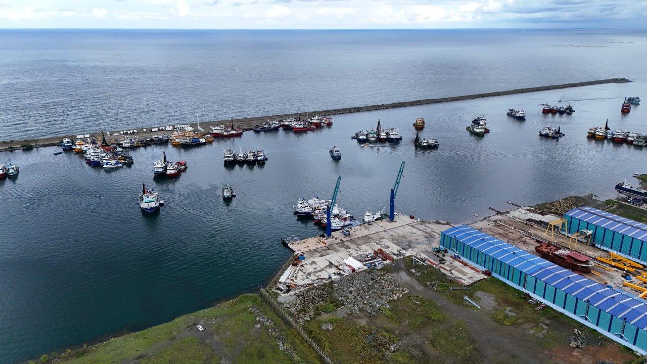 Karadeniz'de fırtına: Dalgaların boyu 5 metreyi aştı, balıkçı tekneleri limana sığındı