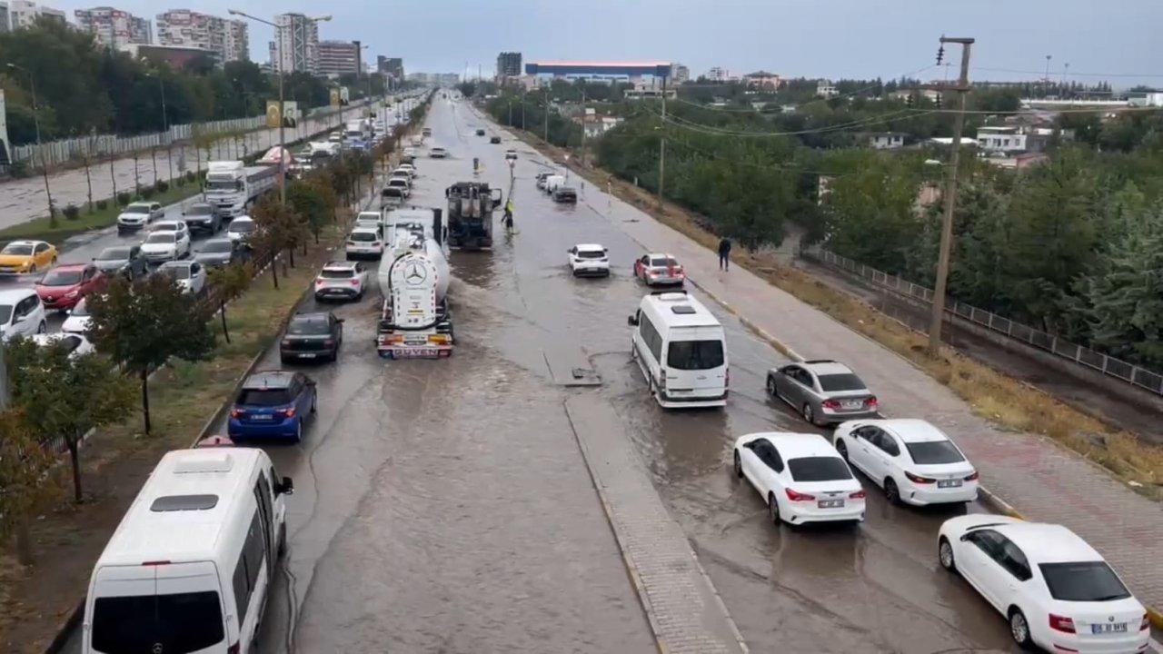 Diyarbakır’da sağanak: Cadde ve sokaklar göle döndü