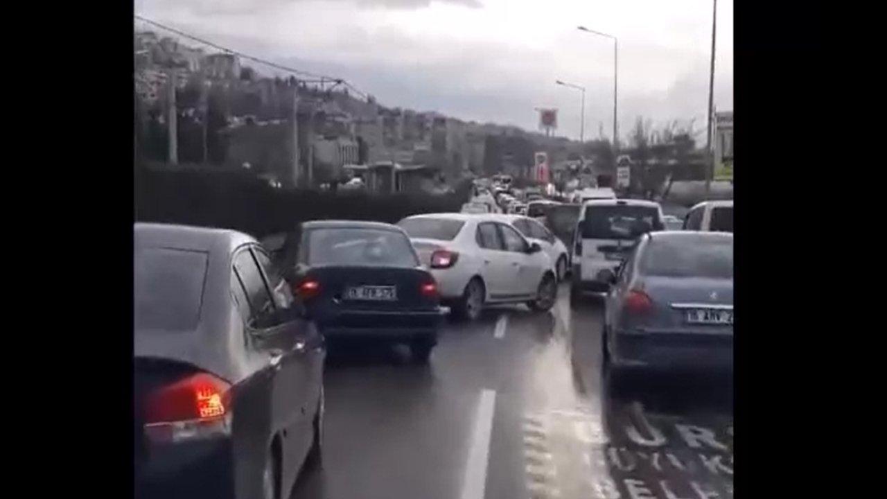 Bursa’da sürücüler ambulansa yol vermek için fermuar sistemini uygulayamadı!