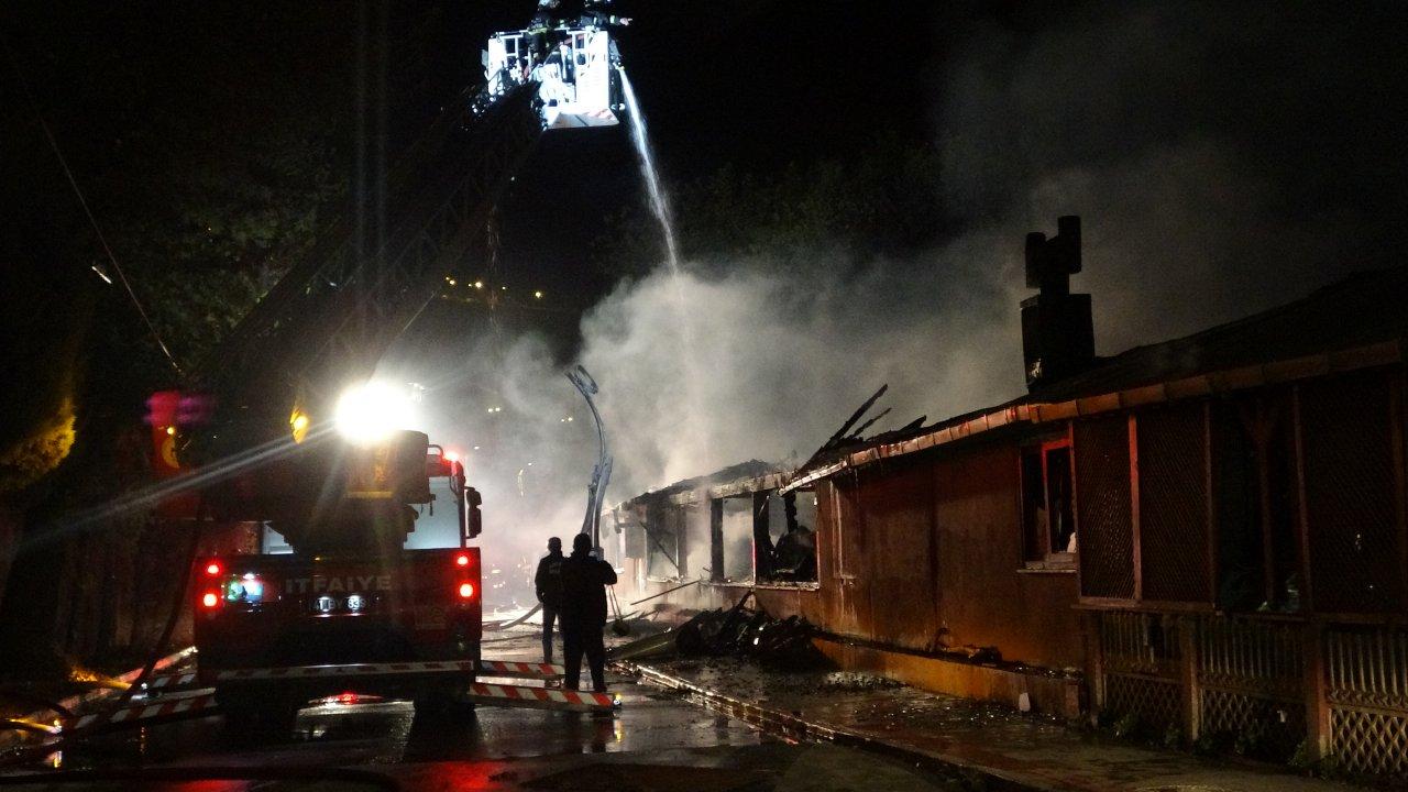 Restoran alev alev yandı, kullanılamaz hale geldi