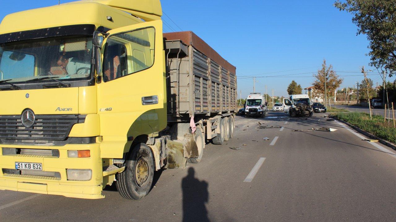 Aksaray'da kaza...Öğrenci servisi ile TIR çarpıştı: Yaralılar var