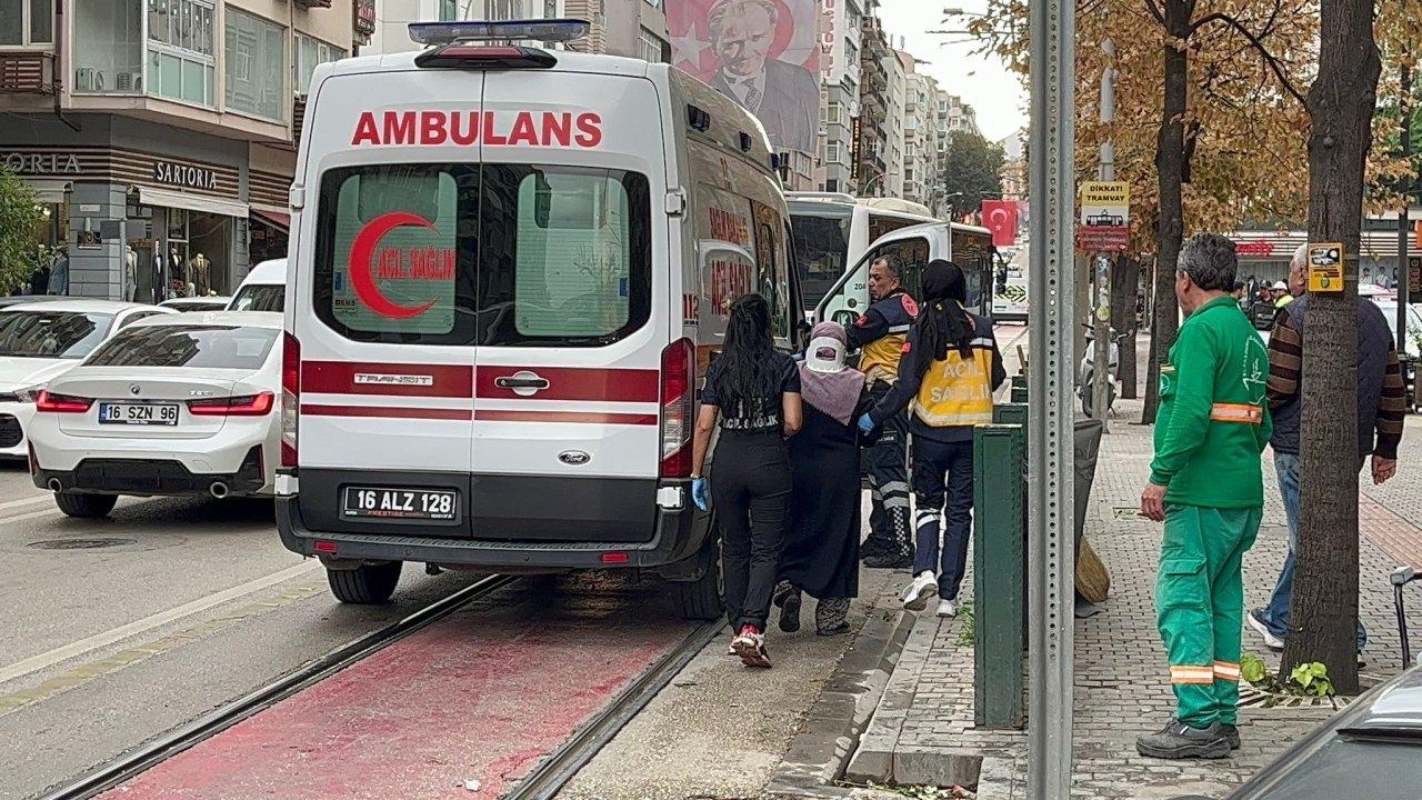 Bursa'da otomobil ve minibüs kafa kafaya çarpıştı