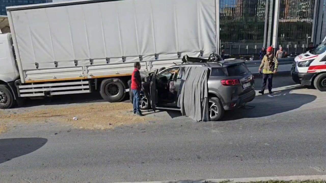 İstanbul'da feci kaza...Direksiyon hakimiyetini kaybetti, park halindeki araca çarptı: 1 ölü