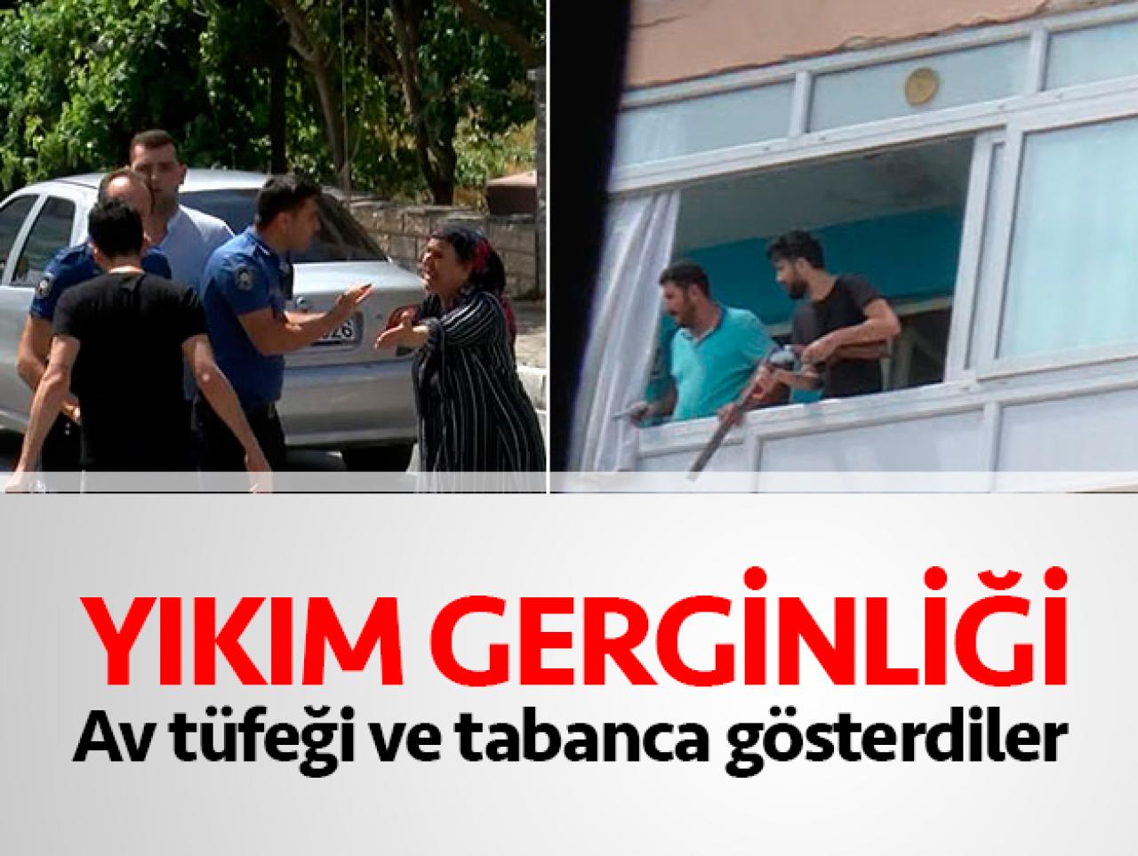 Beylikdüzü'nde yıkım gerginliği! Tüfek ve tabanca alıp balkona çıktılar