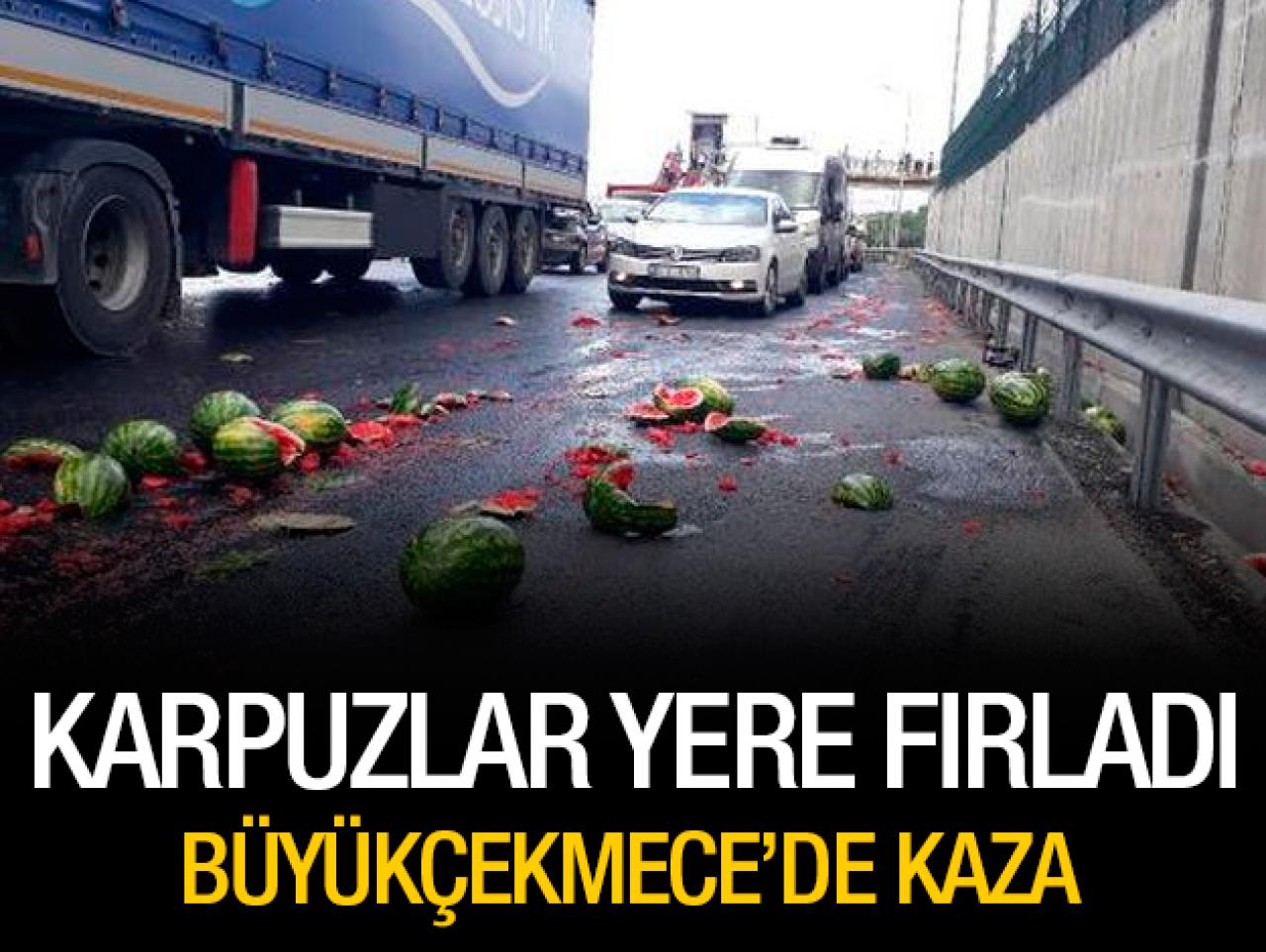 Büyükçekmece'de kaza! Karpuzlar otoyola fırladı