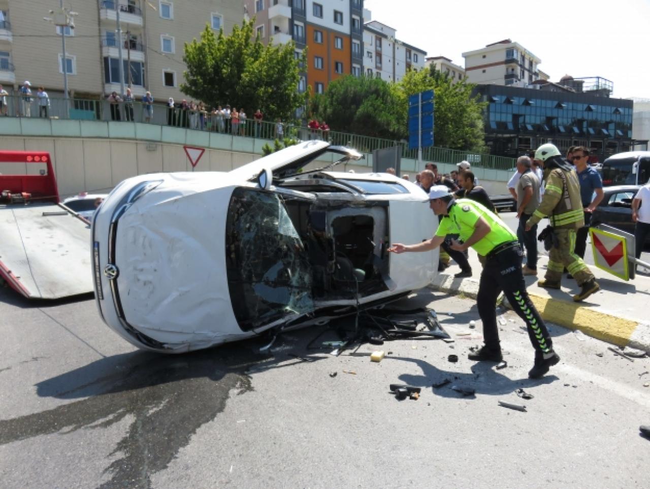 Direğe çarpıp takla attı