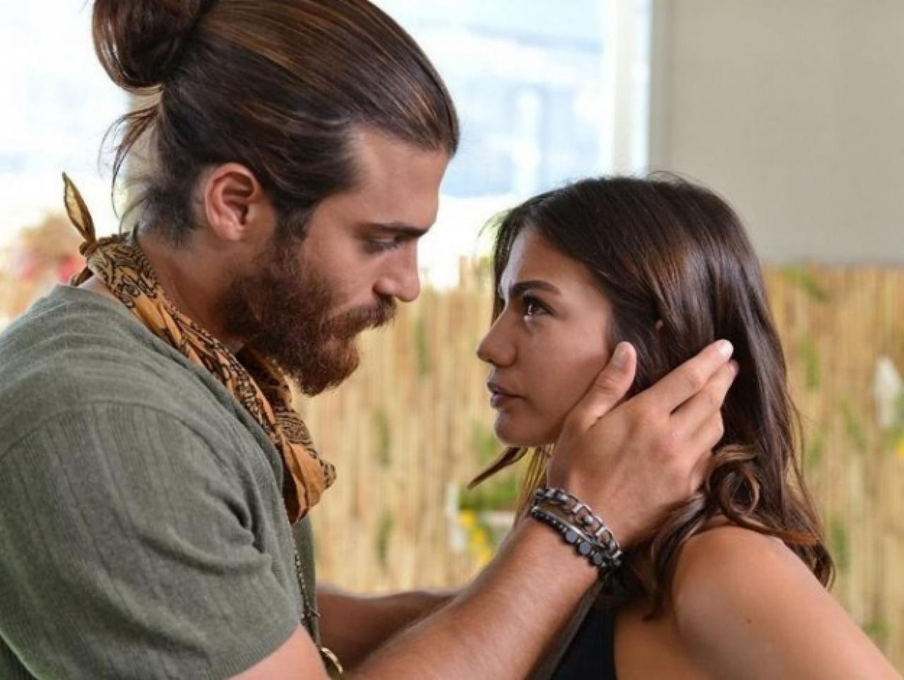 Erkenci Kuş'un çifti Demet Özdemir ve Can Yaman tatile mi çıktı?