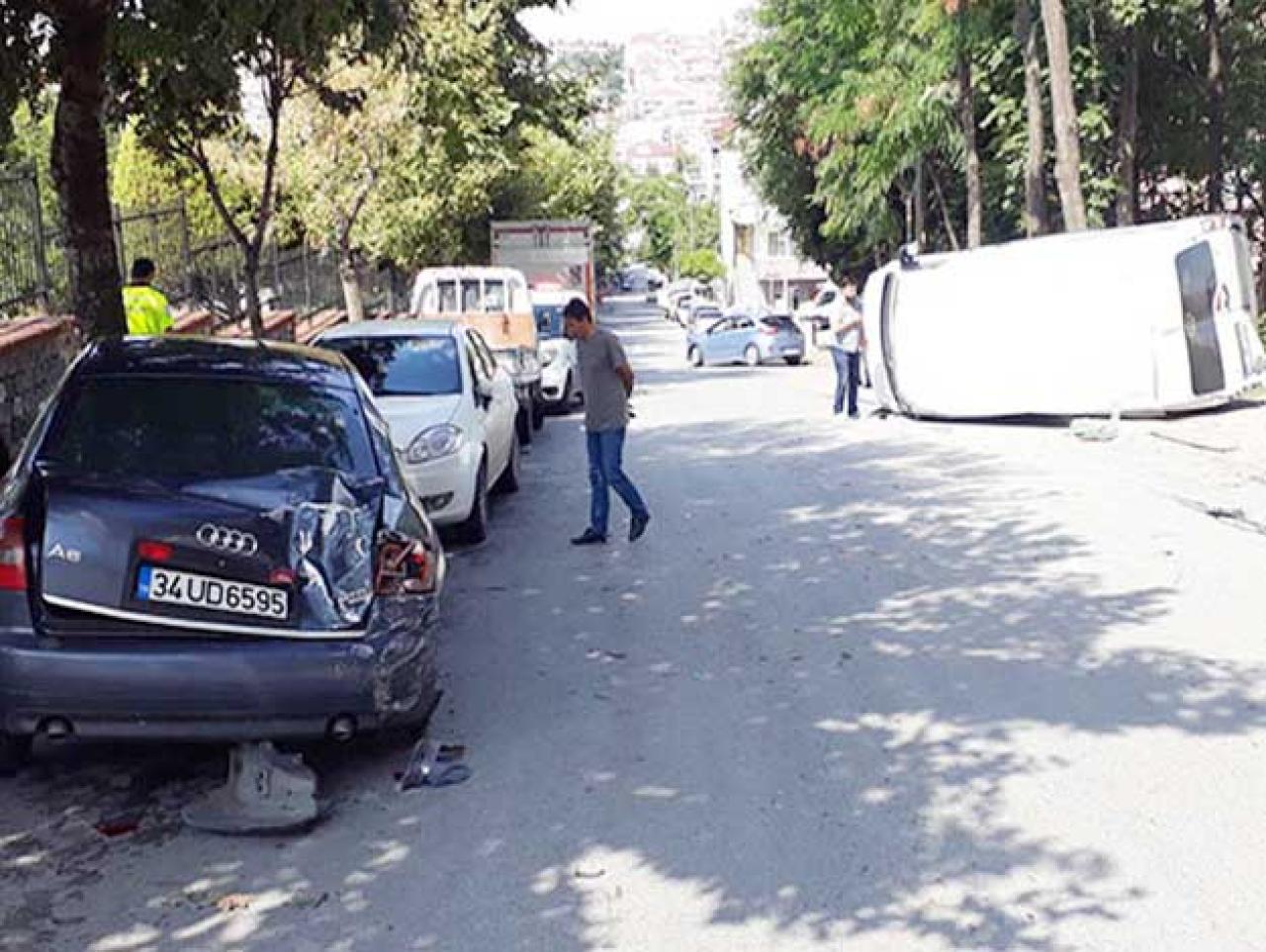 Bağcılar'da minibüs devrildi 3 kişi yaralandı