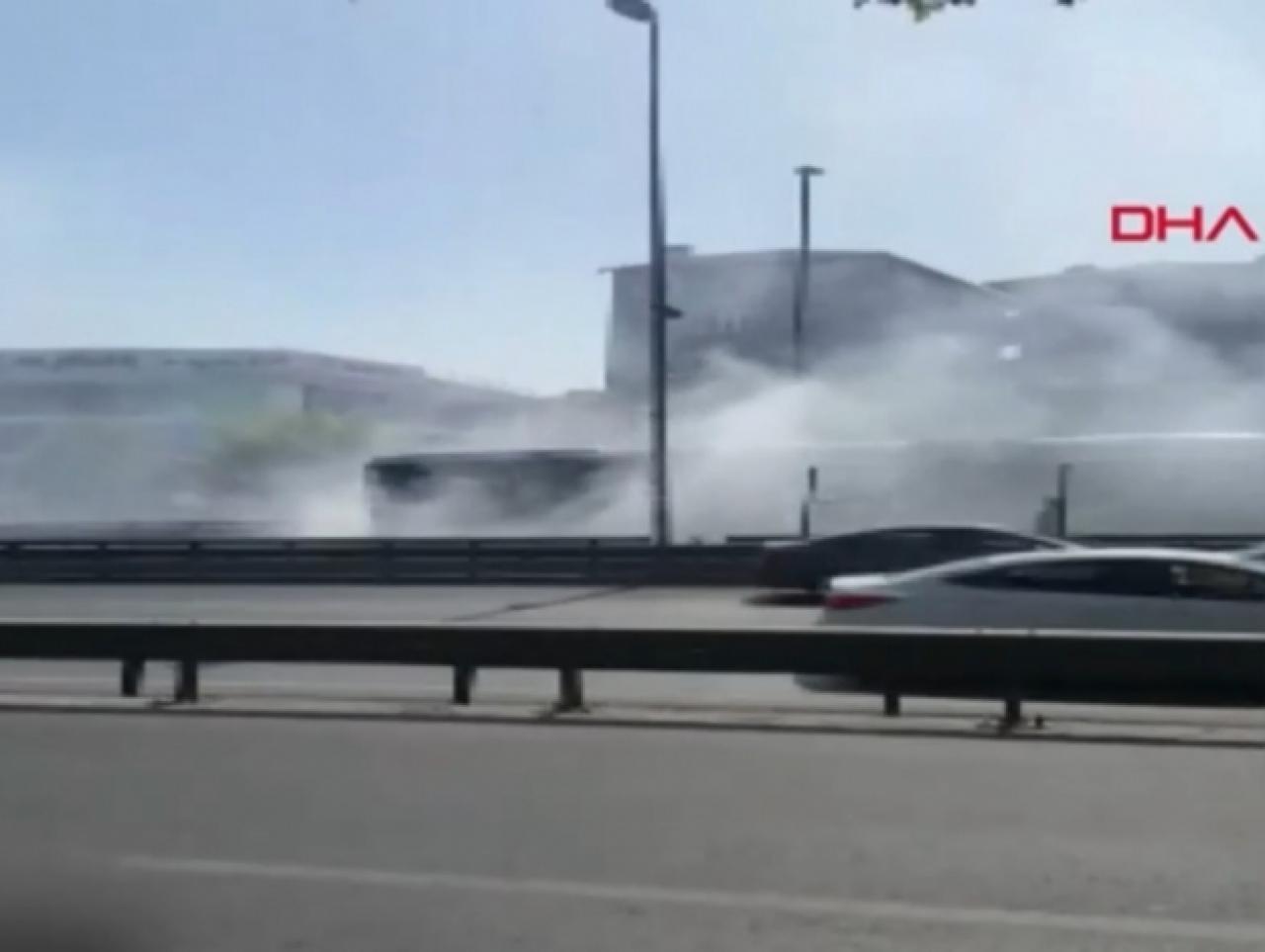 Avcılar'da metrobüs yangını