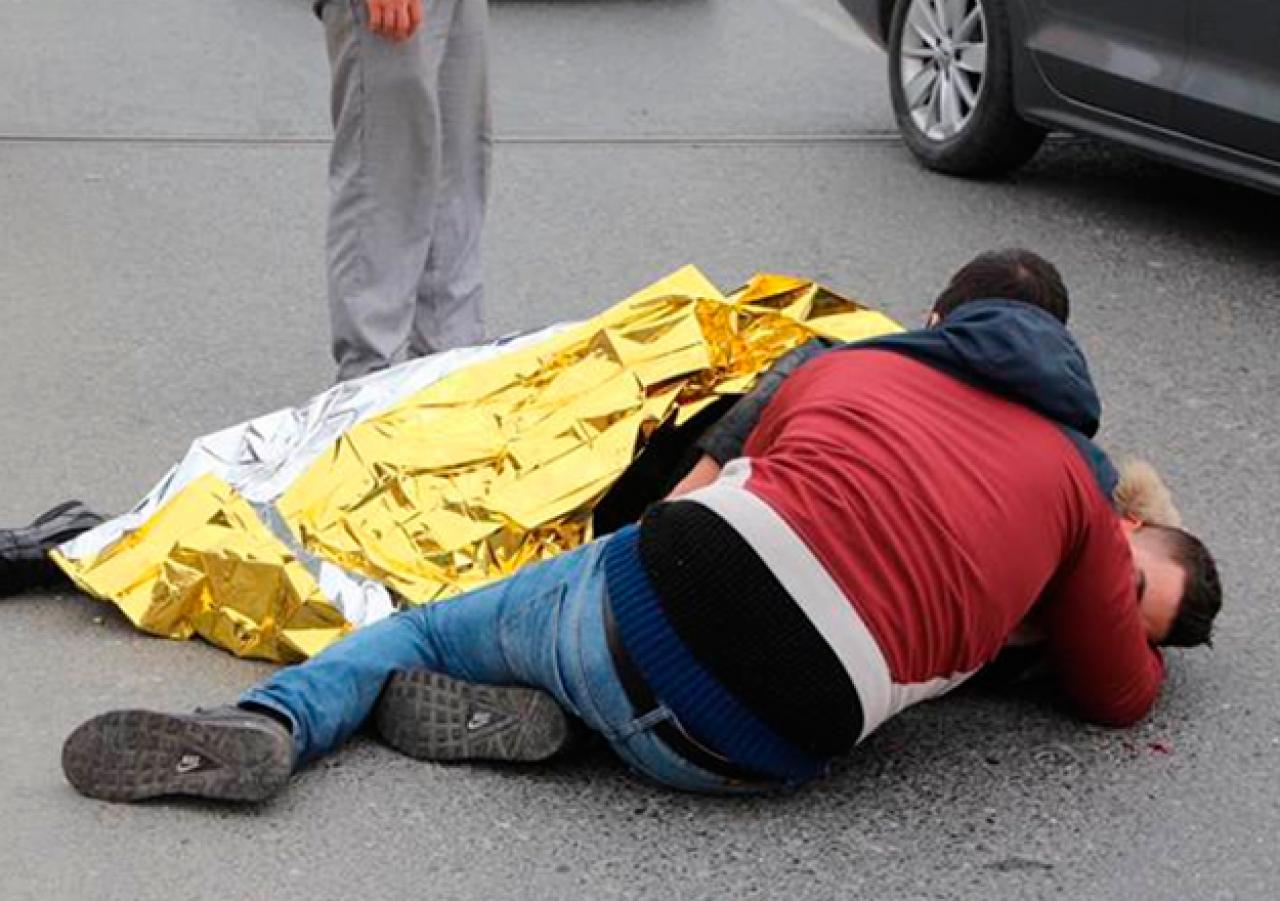 Şişli'de kaza: Yerde yatan kardeşine sarılıp yardım bekledi