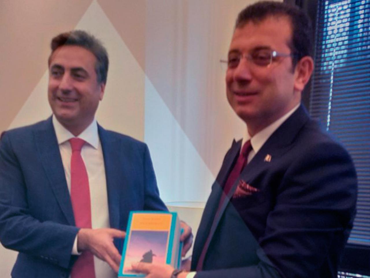 İmamoğlu'na kitap hediye etti