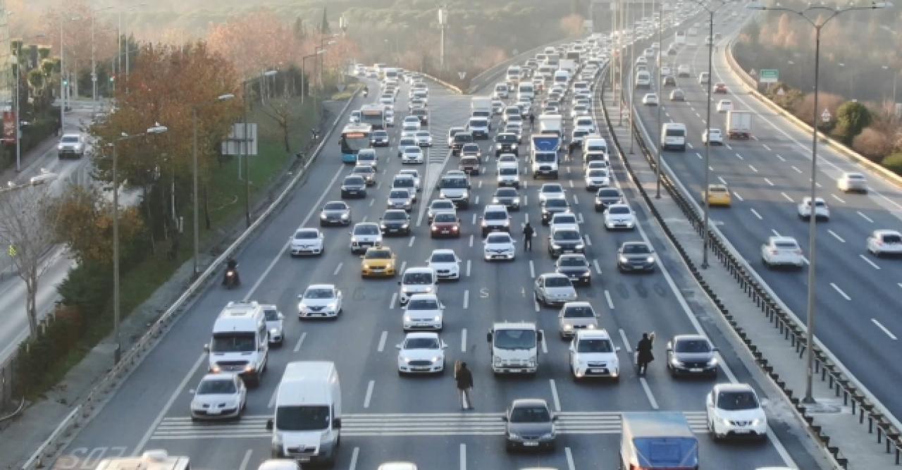 İSTANBUL'UN TRAFİĞİ SEYYAR SATICILARA YARIYOR