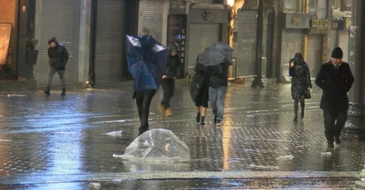 Sağanak ve fırtına İstanbul'da etkisini sürdürüyor