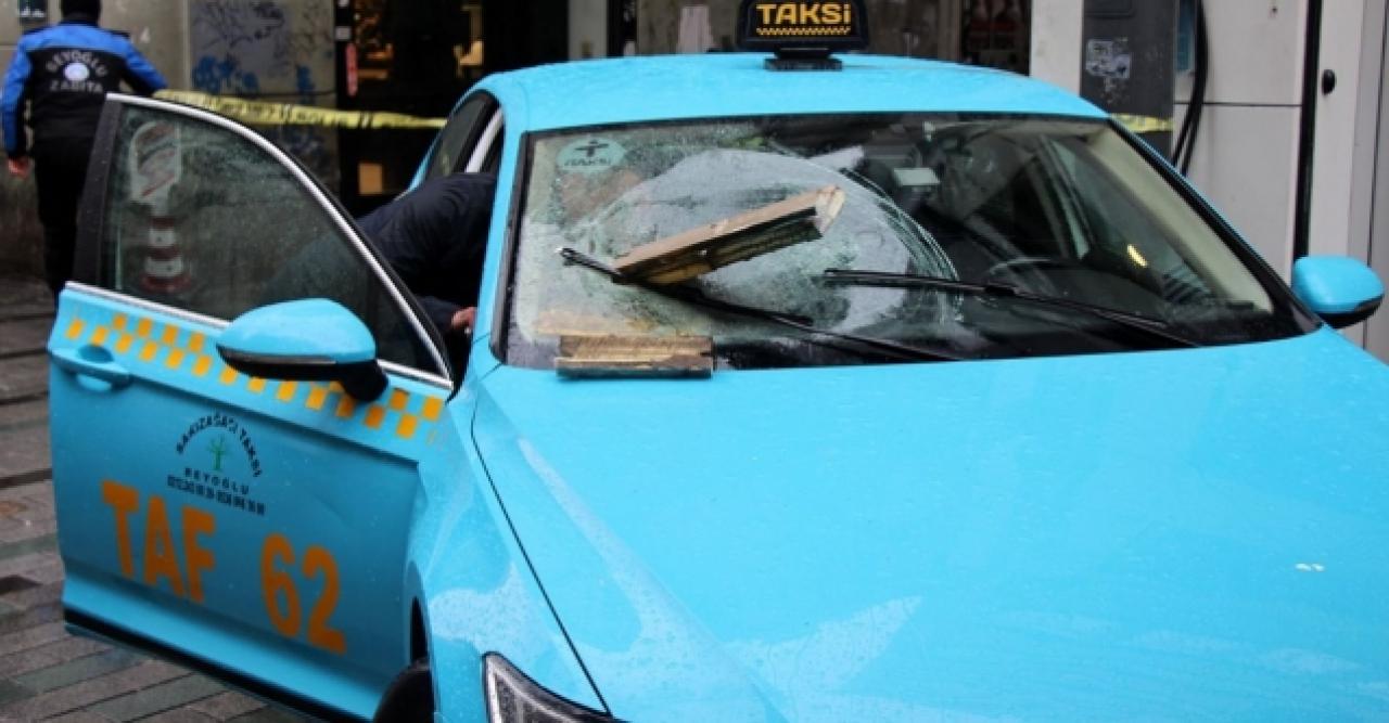 İstiklal Caddesi'nde taksinin üstüne beton düştü