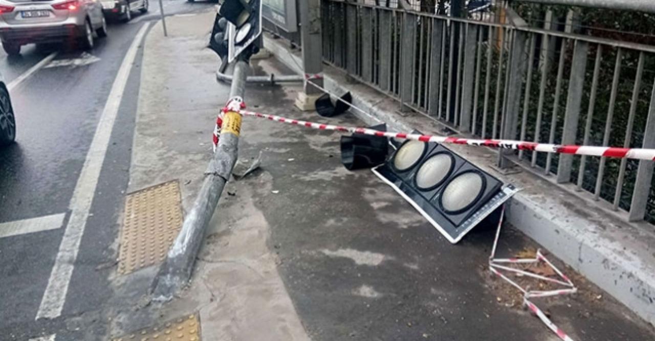 Üsküdar'da servis aracı elektrik direğine çarptı