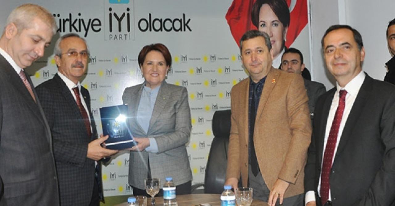 Akşener, Antalya'da muhtarlarla buluştu