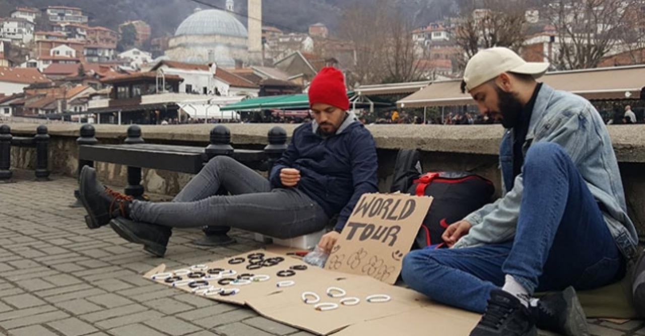 İki kardeş otostopla Balkanları geziyor