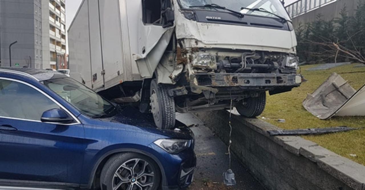 Avcılar'da kamyonet otoparktaki aracın üstüne uçtu