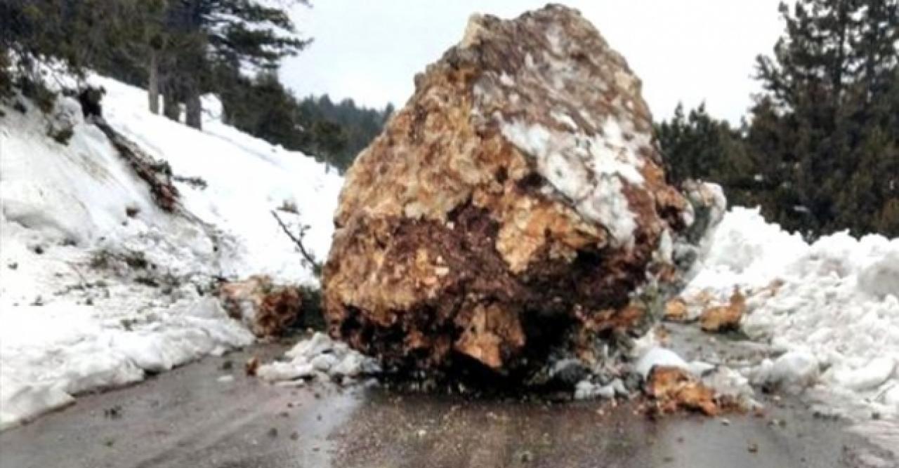 100 tonluk kaya yola düştü!