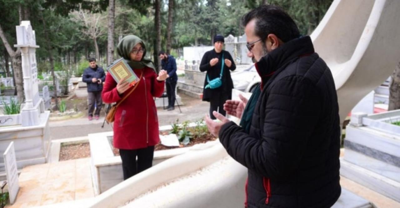 Özgecan Aslan, ölüm yıldönümünde mezarı başında anıldı!