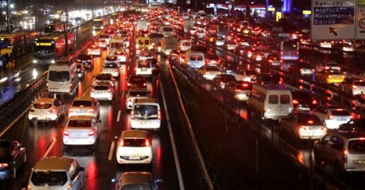 İstanbul'da cuma trafiği... Resmen durma noktasına geldi!