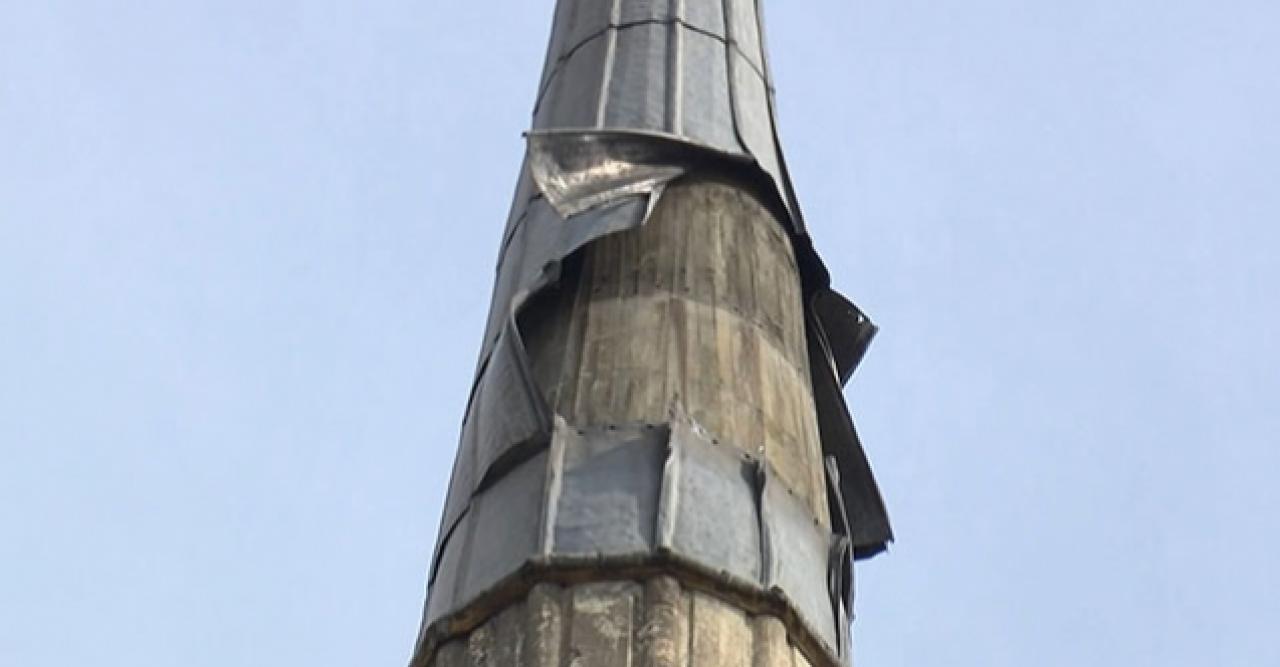 Güngören'de camii minaresi rüzgara dayanamadı