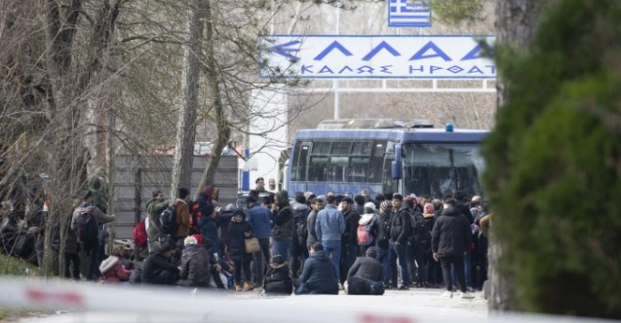 Yunanistan sınırı otobüsle kapattı!