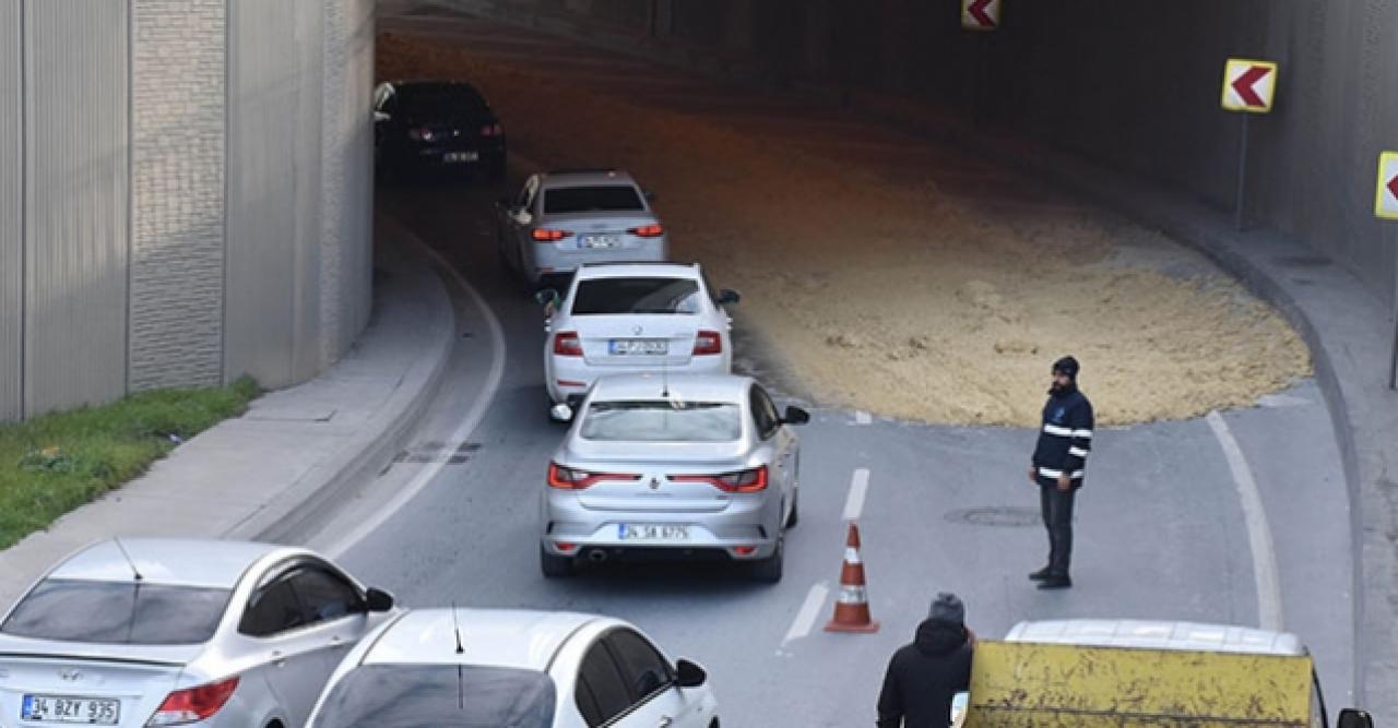 Bağcılar'da yola dökülen çamur trafiği felç etti