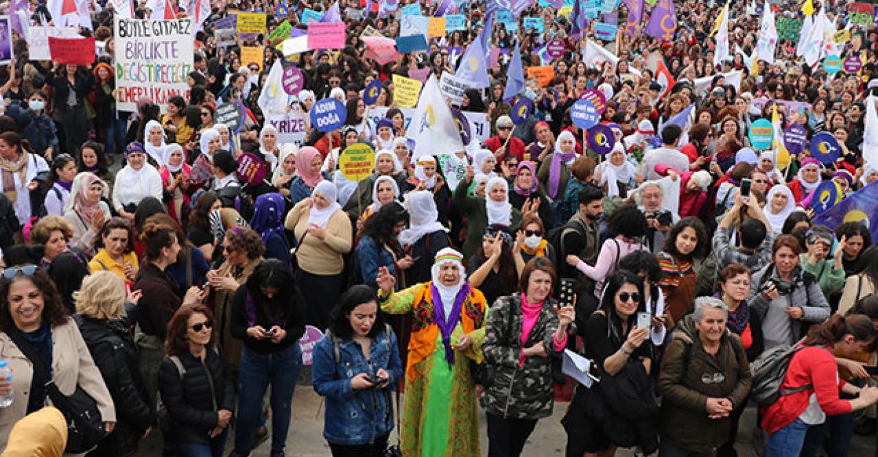 Kadınlar dünya kadınlar günü için Kadıköy'de toplandı