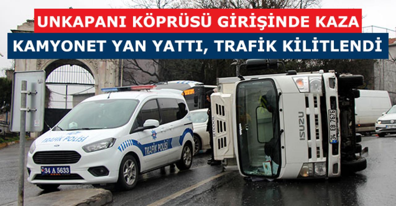 Unkapanı Köprüsü girişinde kaza: Kamyonet yan yattı, trafik kilitlendi