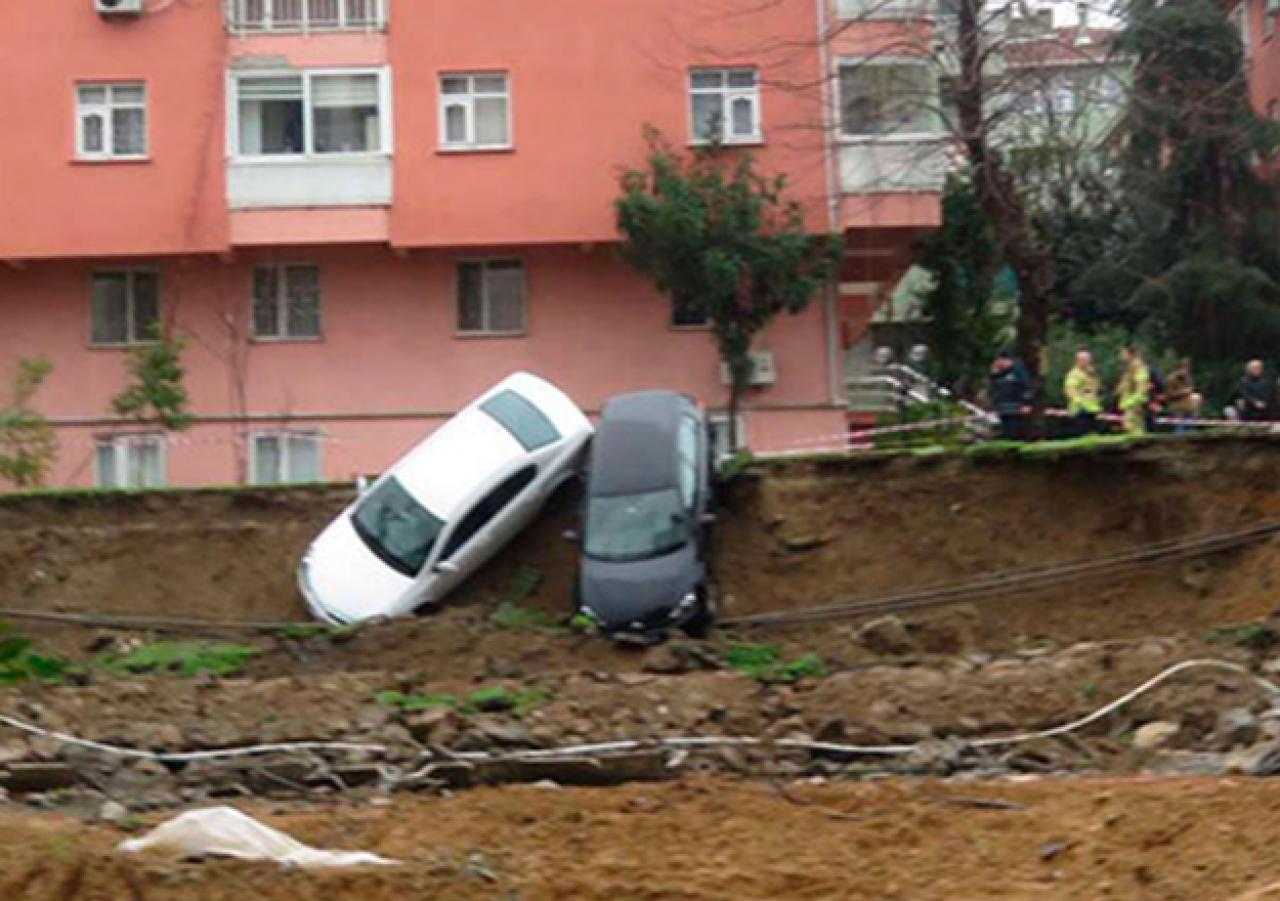 Kadıköy'de toprak kayması: 4 katlı bina boşaltıldı, otomobilleri ağaçlara bağladılar