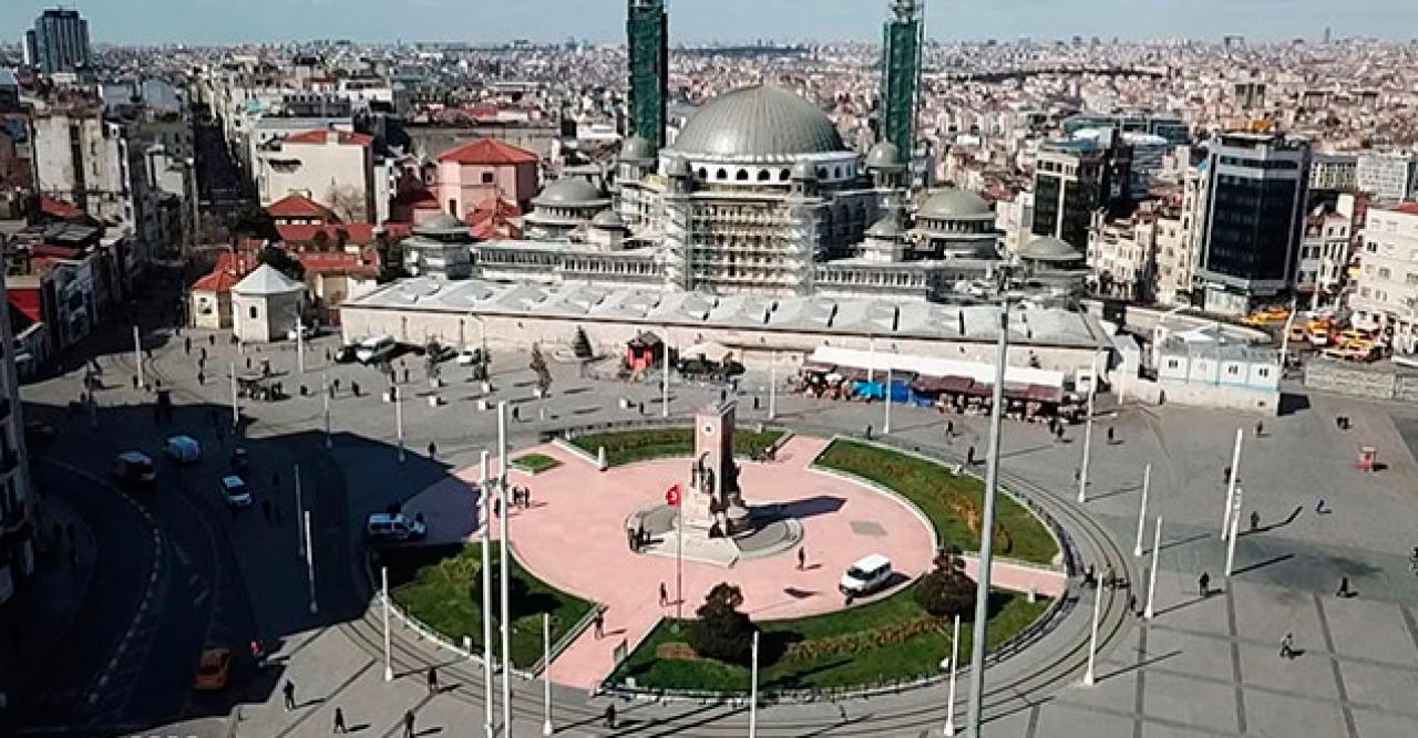 İstanbul meydanlarındaki sessizlik havadan fotoğraflandı