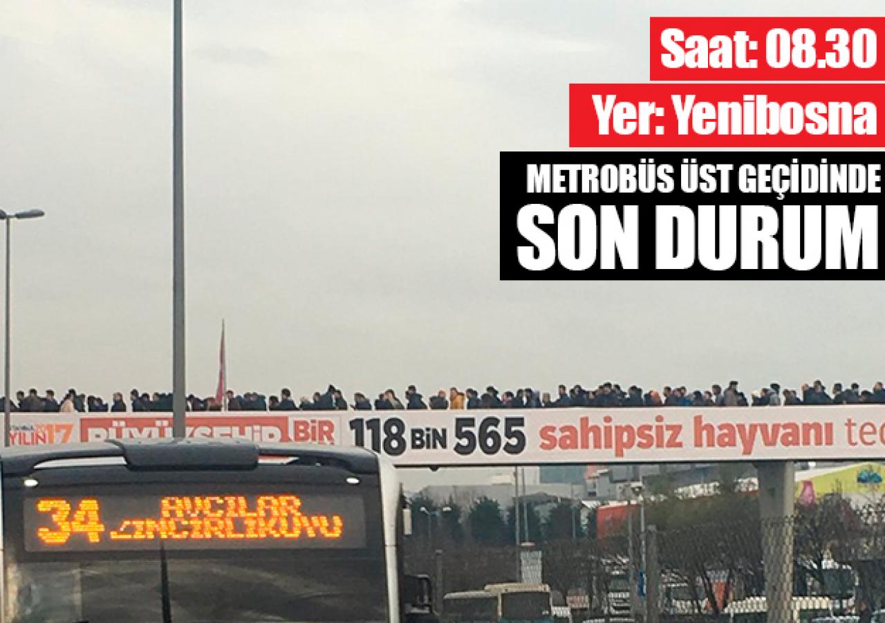 Metrobüs durağında sabah kalabalığı görenleri şaşırtıyor