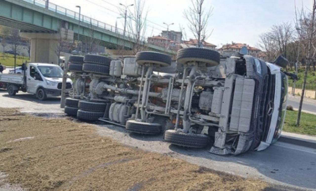 Beton mikseri devrildi, yol trafiğe kapandı