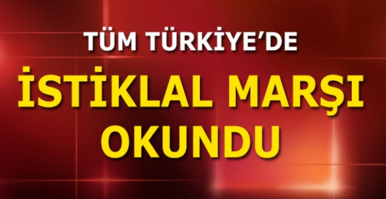 Tüm Türkiye balkonlardan İstiklal Marşı'nı okudu