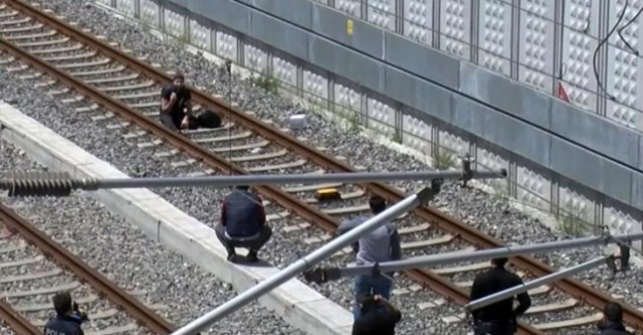 "Çantamda bomba var" dedi, Marmaray'ın raylarına oturdu