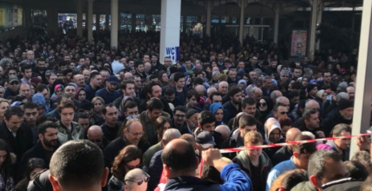 İstanbul'da ulaşıma sis engeli...Vapurlar iptal edildi, Marmaray'da izdiham yaşandı