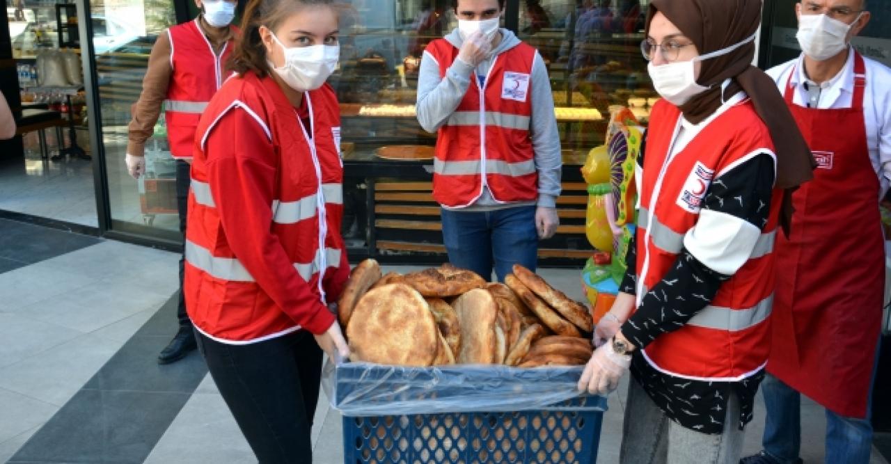 Türk Kızılayı  pidesi dağıttı