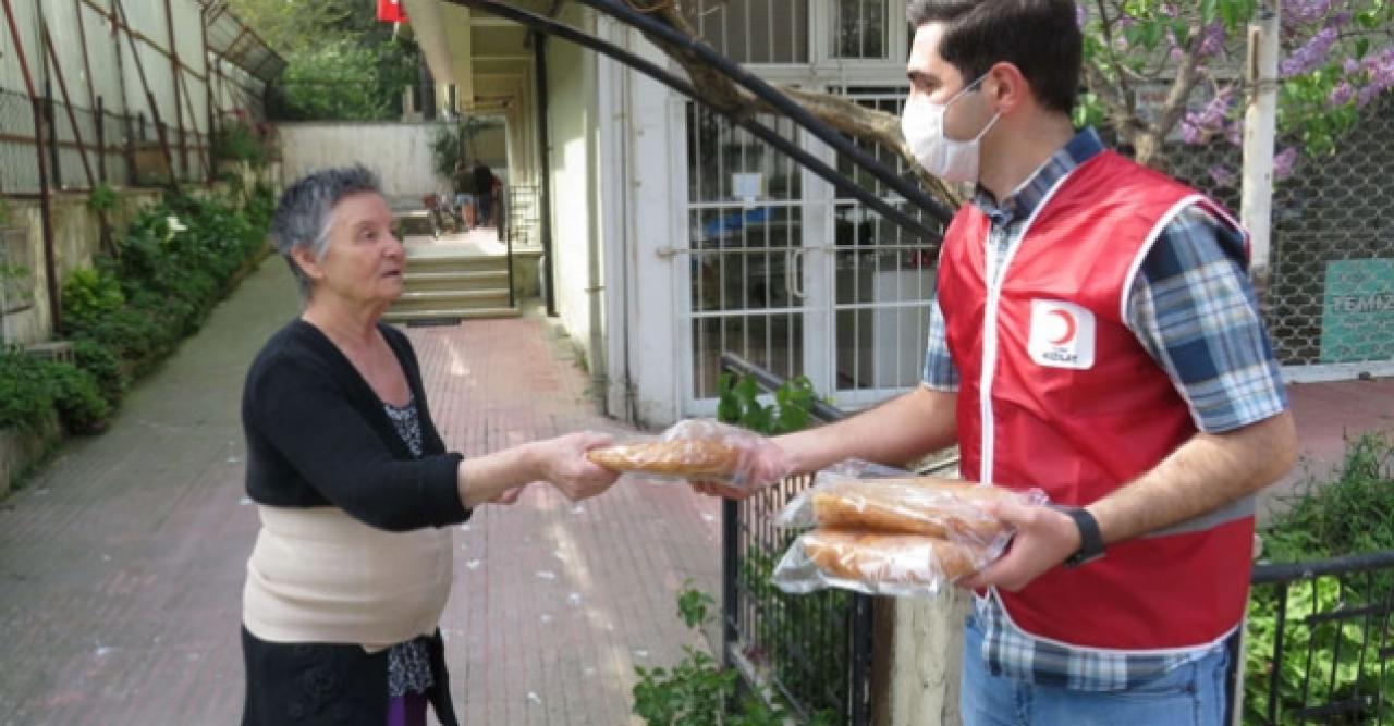 Türk Kızılayı Kadıköy'de Ramazan pidesi dağıttı