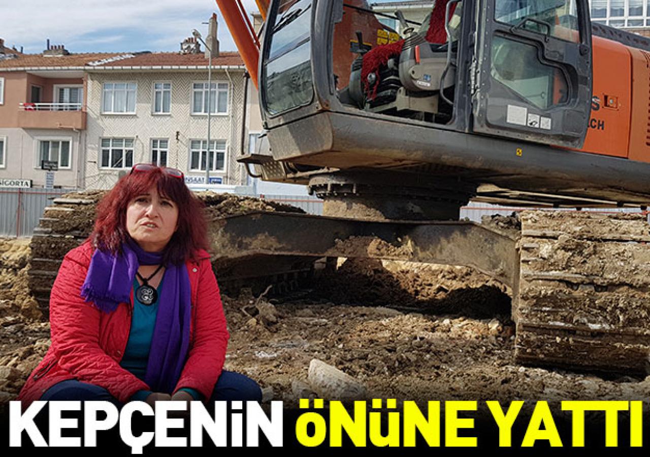 Kepçenin önüne yattı