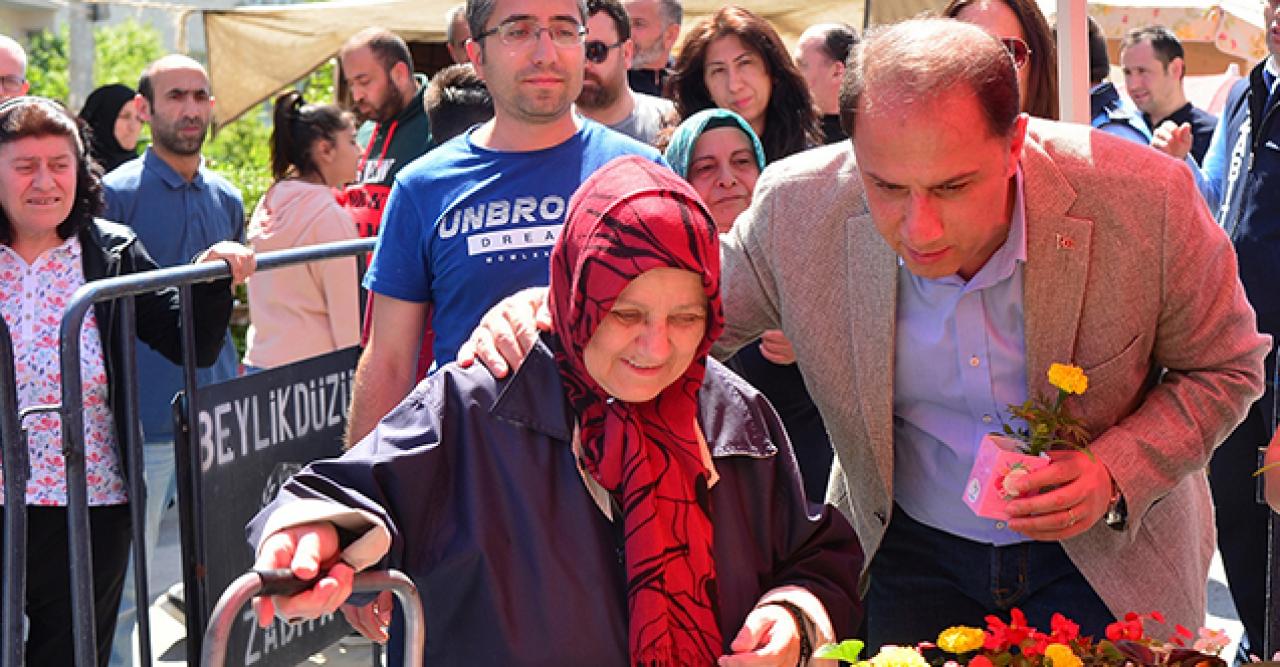 Beylikdüzü Belediyesi'nden Anneler Günü'nde 10 bin çiçek