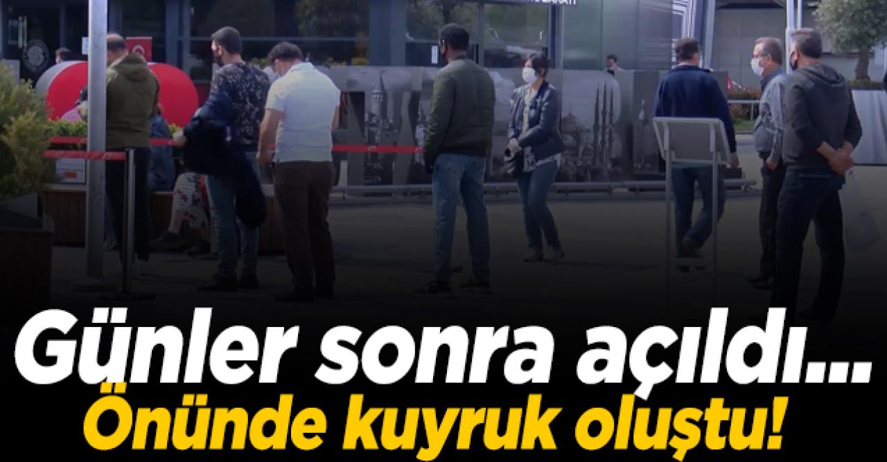 Bugün açılan AVM önünde uzun kuyruk