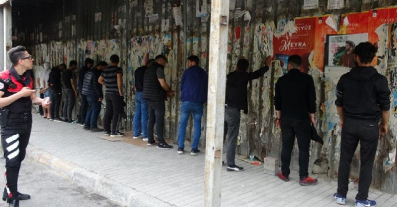 Beyoğlu'nda 13 kişilik arkadaş grubu birlikte gezince polise yakalandı