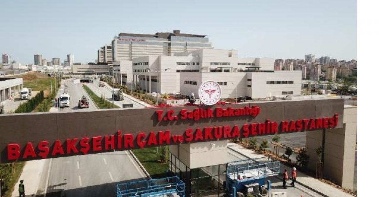 Başakşehir Çam ve Sakura Şehir Hastanesi'nin tabelası asıldı