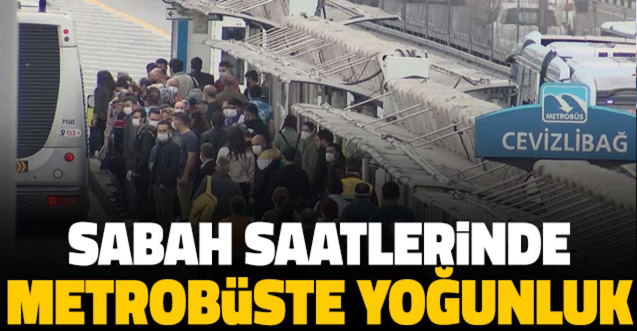 Yasak sonrası metrobüs durağında yoğunluk