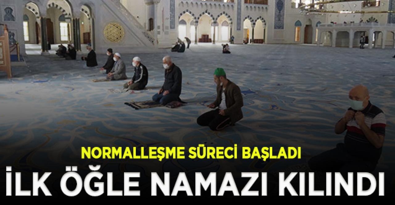 Normalleşme sürecinin ilk öğle namazı kılındı