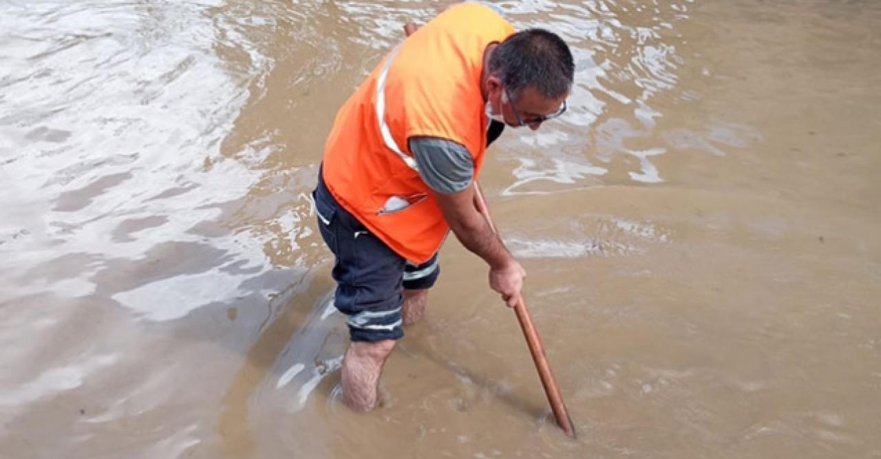 Çatalca'da yağmur yolları göle çevirdi