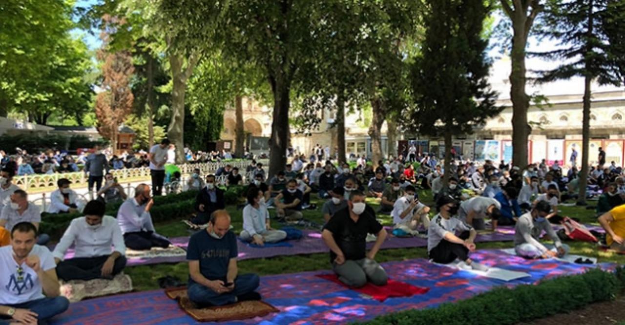 Sultanahmet Camii'nde Cuma namazı